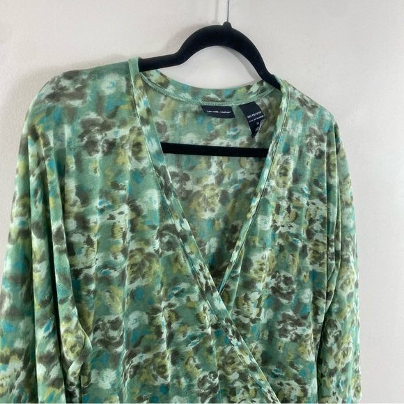 New York & Company Modeled Green Mesh Wrap Blouse with 3/4 Sleeves Sz S - Picture 3 of 10